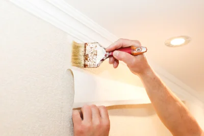 Pose de papier peint à Omessa — revêtements muraux et toiles de verre